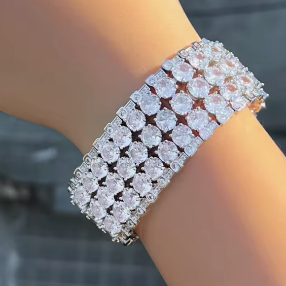 58ct Cuff Bracelet - Picture 4 of 12